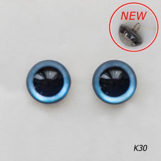 Голубые, стеклянные глазки с широким, круглым зрачком