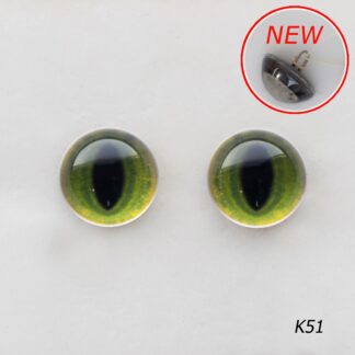 Зеленые, стеклянные, глаза кошки.