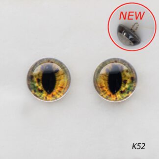 Зелено-желтые, стеклянные, глаза кошки.